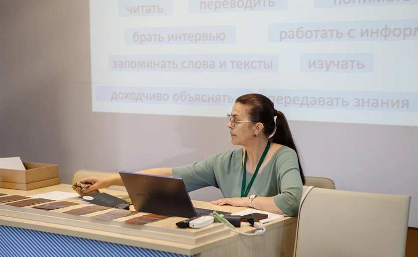 Специалист работает